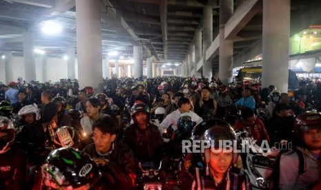 Lebaran travellers using two-wheelers are waiting to depart at Merak Port, Banten, Sunday (June 10) dawn. 