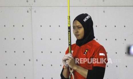 Emas Dari Panjat Dinding. Pemanjat Dinding Indonesia Aries Susanti Rahayu berdoa sebelum bertanding pada cabang panjat dinding nomor kecepatan putri Asian Games 2018 di Komplek Olahraga Jakabaring, Kamis (23/8) malam.