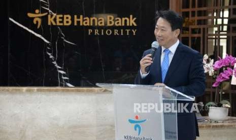 Direktur Utama PT Bank KEB Hana Indonesia Lee Hwa Soo memberikan sambutan sebelum melakukan penandatanganan perjanjian kerja sama peluncuran fitur pada aplikasi mobile Bank KEB Hana yakni MyHana Pay by QR di Jakarta, Selasa (18/9).