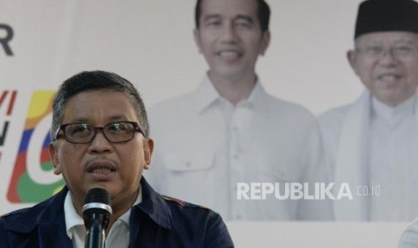 Sekretaris Tim Kampanye Nasional (TKN) Jokowi-Ma'ruf Hasto Kristiyanto memberikan keterangan pers di Posko Cemara, Jakarta, Ahad (30/12).