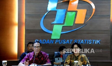 Kepala Badan Pusat Statistik (BPS) Suhariyanto (Kiri) didampingi Diputi Bidang Statistik Distribusi dan Jasa Yunita Rusanti ketika mengumumkan perkembangan ekspor dan impor Indonesia di Kantor BPS, Jakart,Senin (17/12).