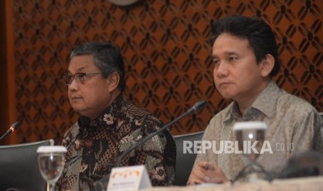 Gubernur Bank Indonesia (BI) Perry Warjiyo (kiri) dan Deputi Gubernur Mirza Adityaswara memberikan keterangan pers hasil Rapat Dewan Gubernur di kantor pusat BI, Jakarta, Jumat (29/6).