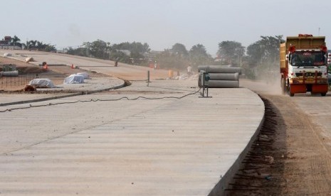 Pekerja beraktivitas di area proyek pembangunan jalan Tol Cibitung-Cilincing, di kawasan Cibitung, Kabupaten Bekasi, Jawa Barat, Rabu (27/2/2019).