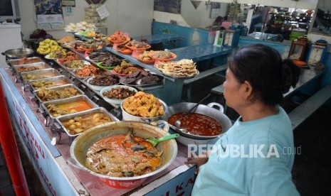 Wisatawan asing asal Singapura mengaku rindu dengan masakan Indonesia yaitu Nasi padang kikil. (ilustrasi)