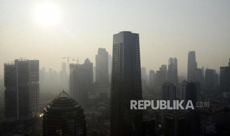 Suasana gedung bertingkat yang diselimuti asap polusi di Jakarta, Rabu (31/7).