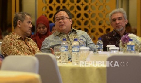 Menteri PPN/Kepala Bappenas Bambang Brodjonegoro (tengah) sebelum memberi pemaparan tentang Komite Nasional Keuangan Syariah (KNKS) saat penutupan seminar pembiayaan infrastruktur dengan skim syariah dalam acara Indonesia Shari'a Economic Festival (ISEF) 2017 di Grand City, Surabaya, Jawa Timur, JUmat (10/11).