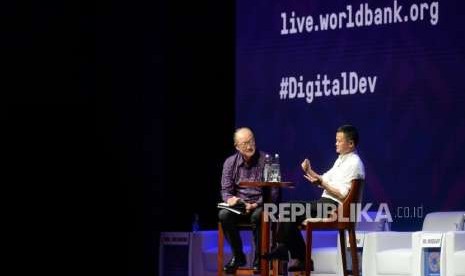 Perkembangan dan Inovasi Digital Ekonomi. Presiden Bank Dunia Yong Kim (kiri) bersama pendiri Alibaba Group Jack Ma menjadi nara sumber saat diskusi di sela Pertemuan Tahunan IMF - Bank Dunia 2018 di Nusa Dua, Bali, Jumat (12/10).