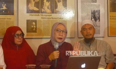 Aktivis Kemanusiaan, Ratna Sarumpaet(tengah) memberikan keterangan kepada media terkait pemberitaan penganiyaan terhadap dirinya di kediaman Ratna Srumpaet, Jakarta, Rabu (3/10).