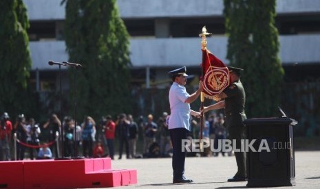 Mantan Panglima TNI Jenderal TNI Gatot Nurmantyo (kanan) meyerahkan bendera kepada Panglima TNI Marsekal TNI Hadi Tjahjanto (kiri) saat upacara serah terima jabatan (sertijab) Panglima TNI di Mabes TNI, Cilangkap Jakarta, Sabtu (9/12).