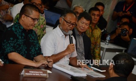 Ketua Tim Hukum BPN Bambang Widjojanto bersama Penanggung Jawab Tim Hukum BPN Hashim Djojohadikusumo saat akan menyerahkan berkas permohonan gugatan sengketa hasil Pemilihan Presiden 2019 di Mahkamah Konstitusi, Jakarta, Jumat (24/5).