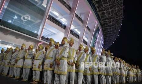 Ratusan Penari  bersiap tampil dalam pembukaan Asian Games ke 12  di  Stadion Utama  Gelora Bung Karno Jakarta, Sabtu (18/8).