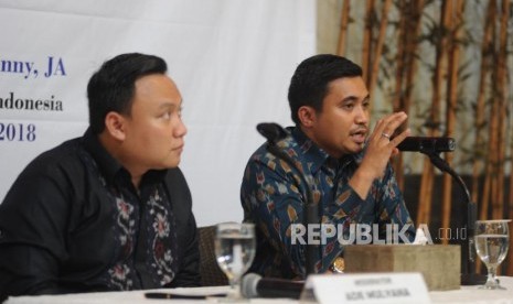  Peneliti LSI Adjie Alfaraby (Kanan) memberikan keterangan kepada media terkait hasil survei menjelang Pilpres 2019 di Graha Dua Rajawali, Jakarta, Jumat (2/2).