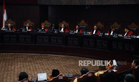 Ketua Mahkamah Konstitusi Anwar Usman (keempat kanan) memimpin Sidang Perselisihan Hasil Pemilihan Umum (PHPU) Presiden dan Wakil Presiden 2019 di Gedung Mahkamah Konstitusi, Jakarta, Kamis (27/6).