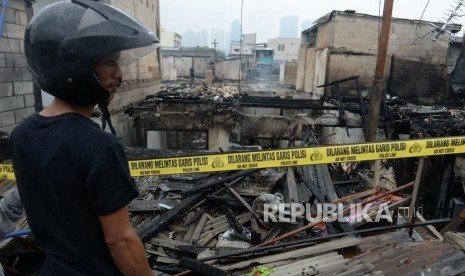 Kebakaran Permukiman Padat Penduduk. Warga mengais sisa barang pascakebakaran di permukiman padat Rawa Kepa, Tomang, Jakarta Barat, Senin (21/1/2019).