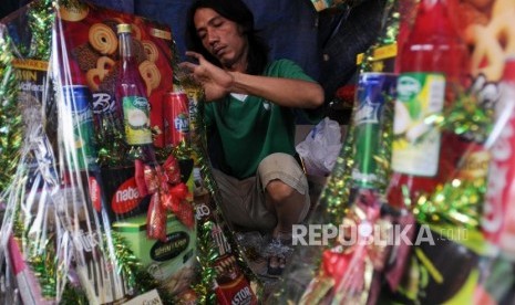 Pekerja menyelesaikan pembuatan parsel di kawasan Cikini, Jakarta (2/6).