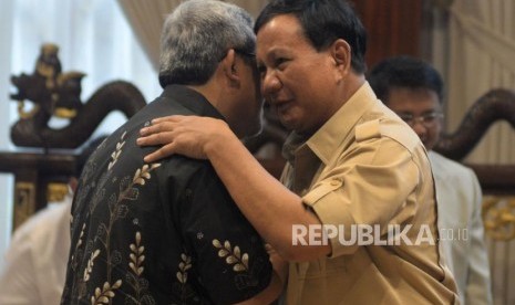 Ketua Umum Partai Gerindra Prabowo Subianto menyapa Gubernur Jawa Barat Ahmad Heryawan (kiri) saat melakukan pertemuan di Jakarta, Kamis (1/3).