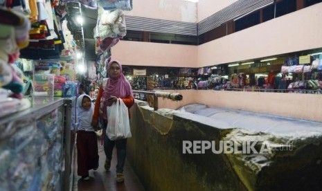 Revitalisasi Molor. Pengunjung saat berbelanja di Pasar Minggu, Jakarta, Senin (15/7).