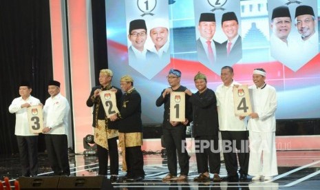 Pasangan calon gubernur dan wakil gubernur Jawa Barat memperlihatkan nomor urut usai Pengundian Nomor Urut Pasangan Calon Gubernur dan Wakil Gubernur Jawa Bara,t di SOR Arcamanik, Kota Bandung, Selasa (13/2).