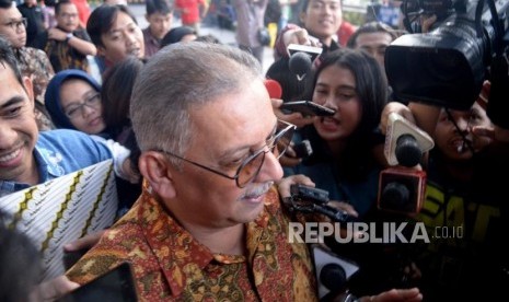 Mantan Direktur Utama PLN Sofyan Basir usai menjalani pemeriksaan di gedung KPK, Jakarta, Senin (6/5).