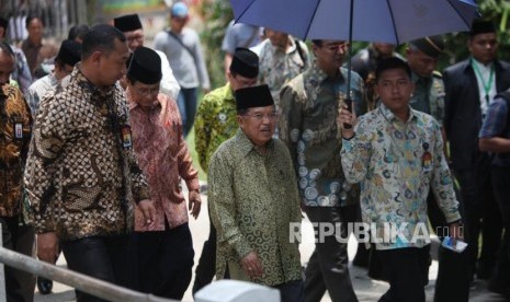 Wakil Presiden sekaligus Ketua Dewan Masjid Indonesia Jusuf Kalla (tengah) berjalan seusai pembukaan Muktamar Dewan Masjid Indonesia (DMI) ke-7.