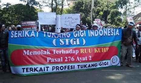  Ratusan tukang gigi menggelar aksi demo di depan gedung DPRD Jabar.