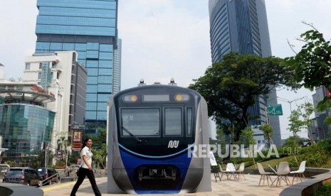 Petugas berktivitas didekat mini information center atau pusat layanan informasi di Stasiun MRT Dukuh Atas, Jakarta, Senin (7/1).