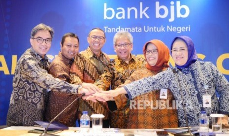 KINERJA BJB.(kiri-kanan) Direktur Operasional Bank Bjb Tedi Setiawan, Direktur IT, Treasury dan Internasional Banking Bank Bjb Rio Lanasier, Direktur Kepatuhan Bank Bjb Agus Mulyana,  Direktur Utama Bank Bjb Yuddi Renaldi, Direktur Keuangan dan Manajemen Risiko Bank Bjb Nia Kania, dan Direktur Konsumer dan Ritel Bank Bjb Suartini,  berfoto usai Analyst Meeting Q2-2019,  di Jakarta, Kamis (25/7).