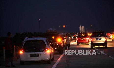 Sejumlah kendaraan terparkir di bahu jalan saat berbuka puasa di Ruas Jalan Tol Fungsional Kertasari, Tegal, Jawa Tengah (ilustrasi) 