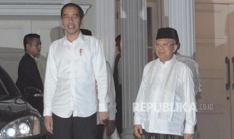 Jokowi dan Ma'ruf di Situbondo. Calon Presiden Joko Widodo (kiri) bersama Calon Wakil Presiden Ma'ruf Amin (kanan) nomor urut 1 menyapa awak media saat datang di Jalan Situbondo, Menteng, Jakarta Pusat, Kamis (27/6).