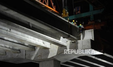 Pekerja sedang menyelesaikan konstruksi proyek Tol Bekasi Cawang Kampung Melayu (Becakayu). (ilustras)