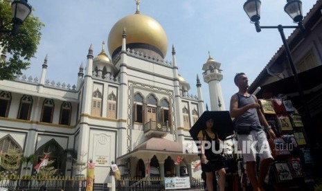 Wisatawan menikmati suasana kawasan Masjid Sultan di Kampung Glam, Singapura.