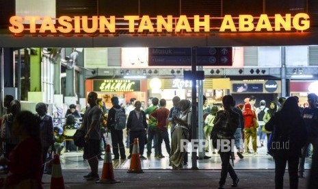 Suasana Stasiun Tanah Abang saat terjadi gangguan operasional kereta di Tanah Abang, Jakarta, Rabu (25/9).