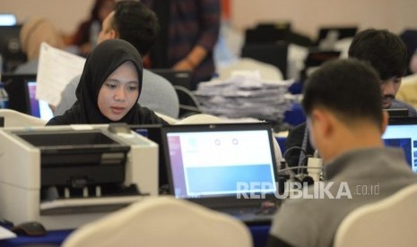 Relawan mengentri data dan pindai form C1 hitung cepat berbasis aplikasi Sistem Informasi Penghitungan Suara (SITUNG) Pemilu tahun 2019 KPU Se-Provinsi DKI Jakarta, Sabtu, (20/4).