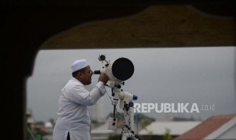 Petugas lembaga Falakiyah pondok pesantren Al-Hidayah Basmol, Jakarta Barat melakukan pemantauan hilal di atas masjid Al-Musariin, Selasa (15/5).