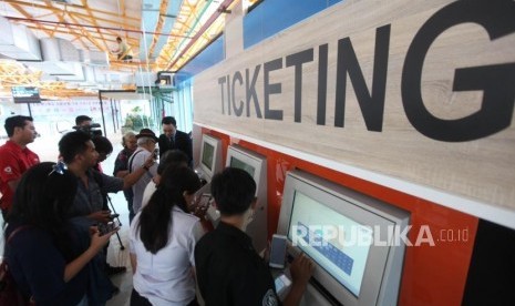 Suasana warga membeli tiket saat uji coba Kereta Bandara Soekarno-Hatta di Stasiun Sudirman Baru, Jakarta, Selasa (26/12).