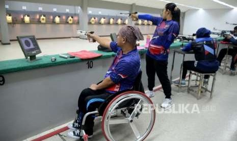 Latihan Menembak Asian Para Games. Atlet menembak ASIAN Para Games 2018 berlatih di Lapangan Menembak, Senayan, Jakarta, Kamis (27/8).