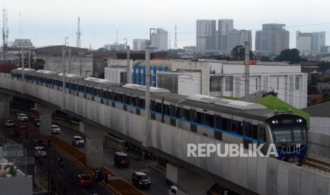 MRT. Kereta MRT melintas saat uji coba publik pengoperasian MRT fase I Koridor Lebak Bulus-Bundaran HI di Jakarta, Rabu (20/3).