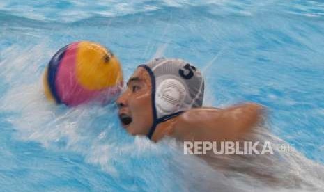 Pemain polo air putra Kazaktan Miraz Aubakirov  menggiring bola   saat pertandingan  perempat final cabang olahraga polo air putra Asian Games 2018 melawan Indonesia di Stadion Aquatic, Senayan, Jakarta, Kamis  (30/8).