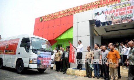 Operasi Pasar Telur Ayam. Menteri Pertanian Amran Sulaeman melepas mobil operasi pasar telur ayam ras di Toko Tani Indonesia Center (TIIC), Jakarta, Kamis (19/7).