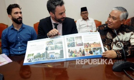 Utusan Khusus Presiden Untuk DIalog dan Kerjasama Antar Agama dan Peradaban (UKP-DKAAP) Din Syamsudin bersama Sekjen Islamic Center Sevilla Ibrahim Hernandez dan Lookman Nietto (dari kanan) memberikan paparan saat melakukan pertemuan di Kantor UKP-DKAAP, Menteng, Jakarta, Kamis (25/1).