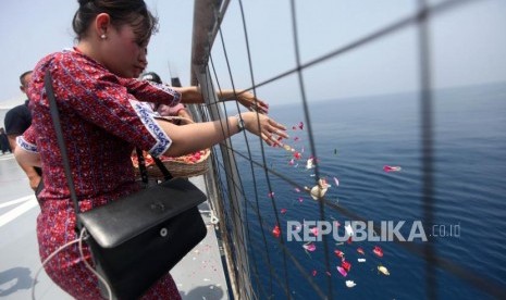 Sejumlah pramugari Lion Air menaburkan bunga kepada korban pesawat Lion Air JT-610 jatuh di KRI Banjarmasin 592 di Perairan Karawang, Jawa Barat, Selasa (6/11).