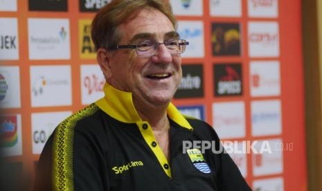 Pelatih tim Persib Bandung Robert Rene Alberts pada sesi konferensi pers usai laga Shopee Liga 1 2019 melawan Persipura di Stadion Si Jalak Harupat, Soreang, Sabtu (18/5).