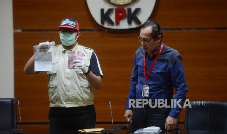 Wakil Ketua KPK Saut Situmorang beserta penyidik memperlihatkan barang bukti saat konferensi pers terkait kasus dugaan suap Tindak Pidana Korupsi memberikan atau menerima hadiah atau janji terkait pengadaan barang dan jasa di PT Krakatau Steel (Persero) Tahun 2019di Gedung Merah Putih KPK, Jakarta, Sabtu (23/3).