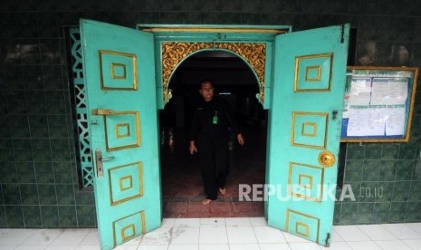 Warga usai melaksanakan ibadah Shalat Dzuhur di Masjid Jami Al Mansur, Tambora, Jakarta Barat, Senin (18/12).