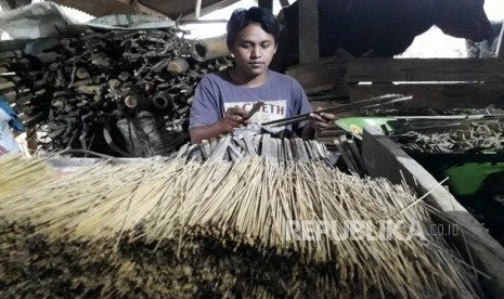 Seorang  warga desa Dalisodo, kecamatan Wagir, kabupaten Malang, Jawa Timur sedang merapihkan potongan-potongan bambu untuk kemudian diserut di workshop pembuatan dupa, Jumat (15/12).