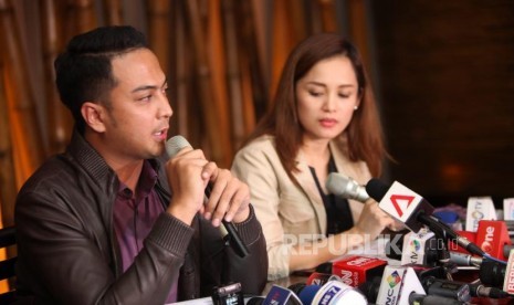 Kuasa Hukum Lina Novita dan Mochammad Fajri memberikan keterangan kepada media saat Konferensi Pers terkait penyetopan izin oleh Pemprov DKI di Hotel Alexis, Jakarta, Selasa (31/10).