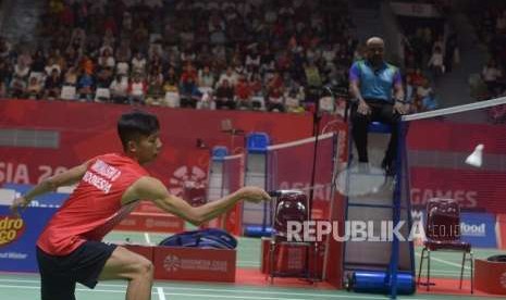 Atlet  Badminton  Asian Para  Games 2018  dari  indonesia,   Dheva Anrimusthi berusaha mengembalikan kok saat melawan Pebulutangkis Malaysia  Mohammad Faris Ahmad Azri dalam Final  Bulutangkis beregu putra Asian Para Games di Istora  Senayan. Jakarta,  Ahad (7/10).