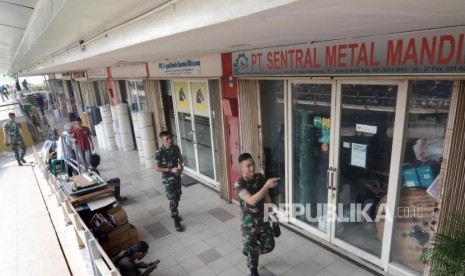 350 Personel Gabungan Jaga Pusat Perbelanjaan Jakarta Barat. Sejumlah anggota TNI berjaga di pusat perbelanjaan di Glodok, Jakarta Barat. Ilustrasi