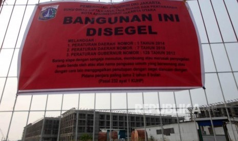 Spanduk penyegelan terlihat disalah satu bangunan di Proyek Reklamasi Pulau D, Teluk Jakarta, Kamis (7/6).