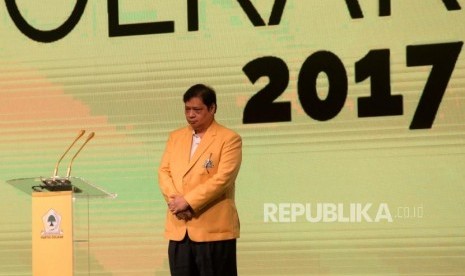 Ketua Umum Partai Golkar Airlangga Hartarto usai memberikan sambutan saat pembukaan Rapimnas Partai Golkar di Jakarta Convention Center, Senin (18/12).